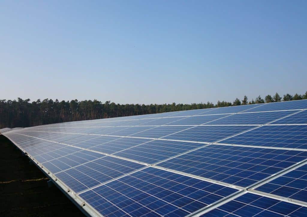 Reihe Solarpanels in einem Solarpark