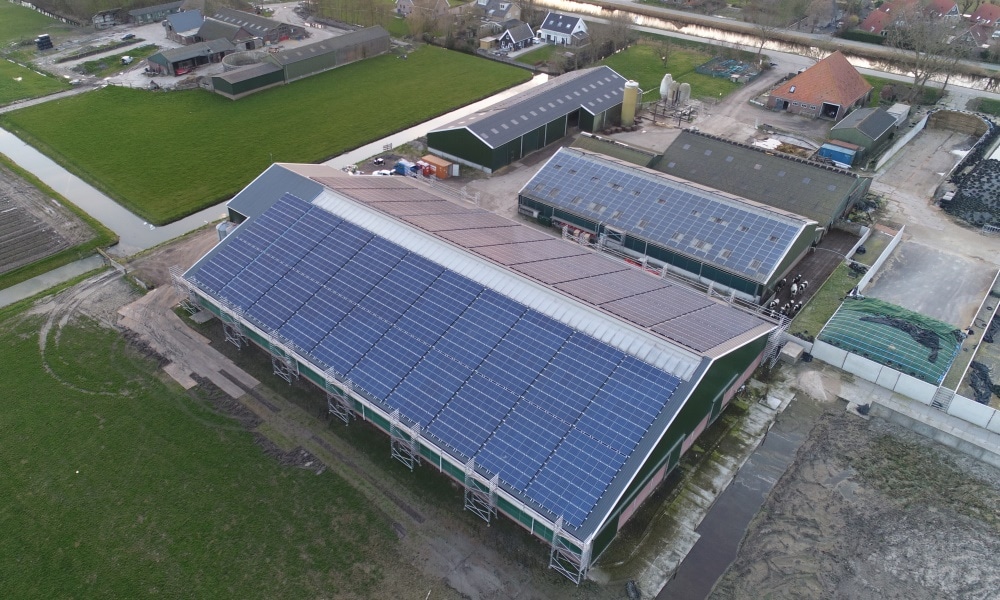 Halle mit einer Photovoltaikanlage