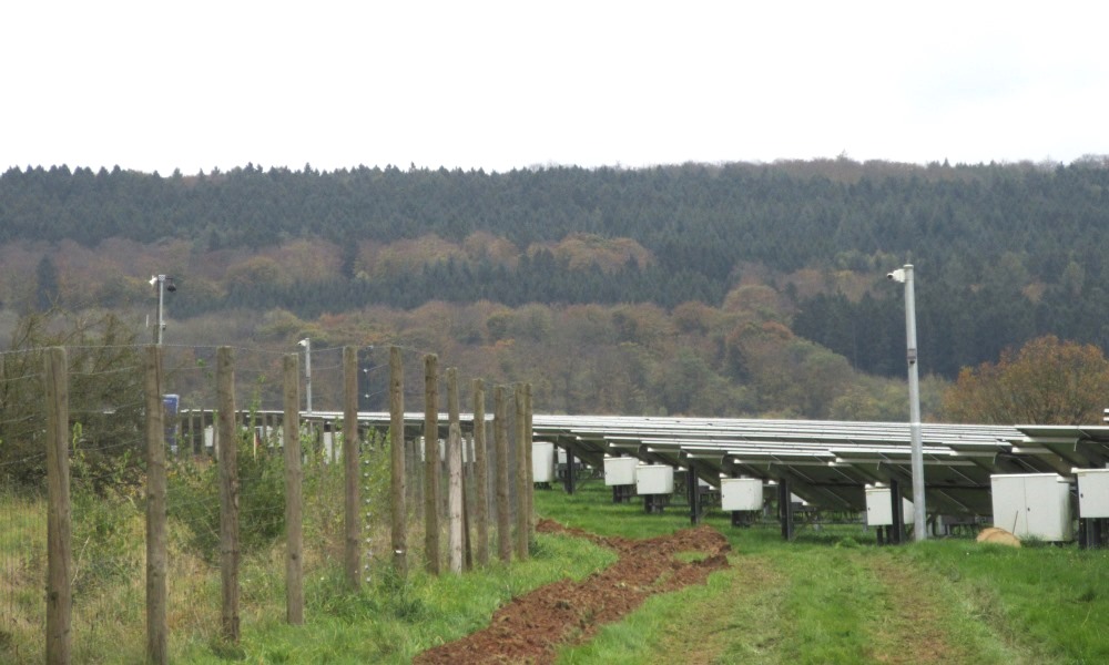 Solarpark auf Grünfläche